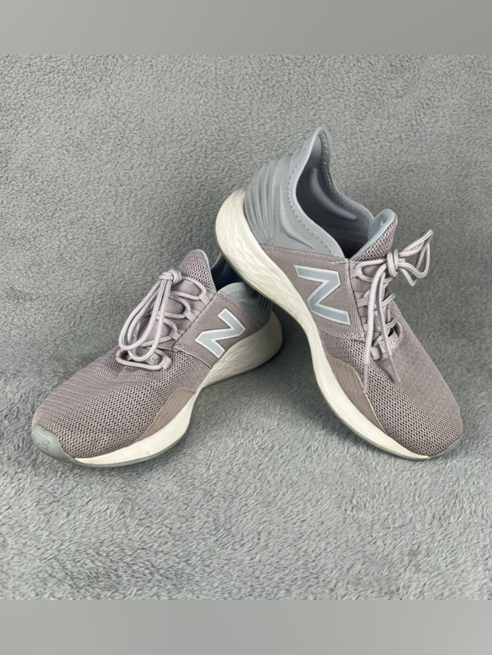 New Balance Fresh Foam Roav Women’s 8.5 Running Shoes Grey Mauve Breathable Mesh